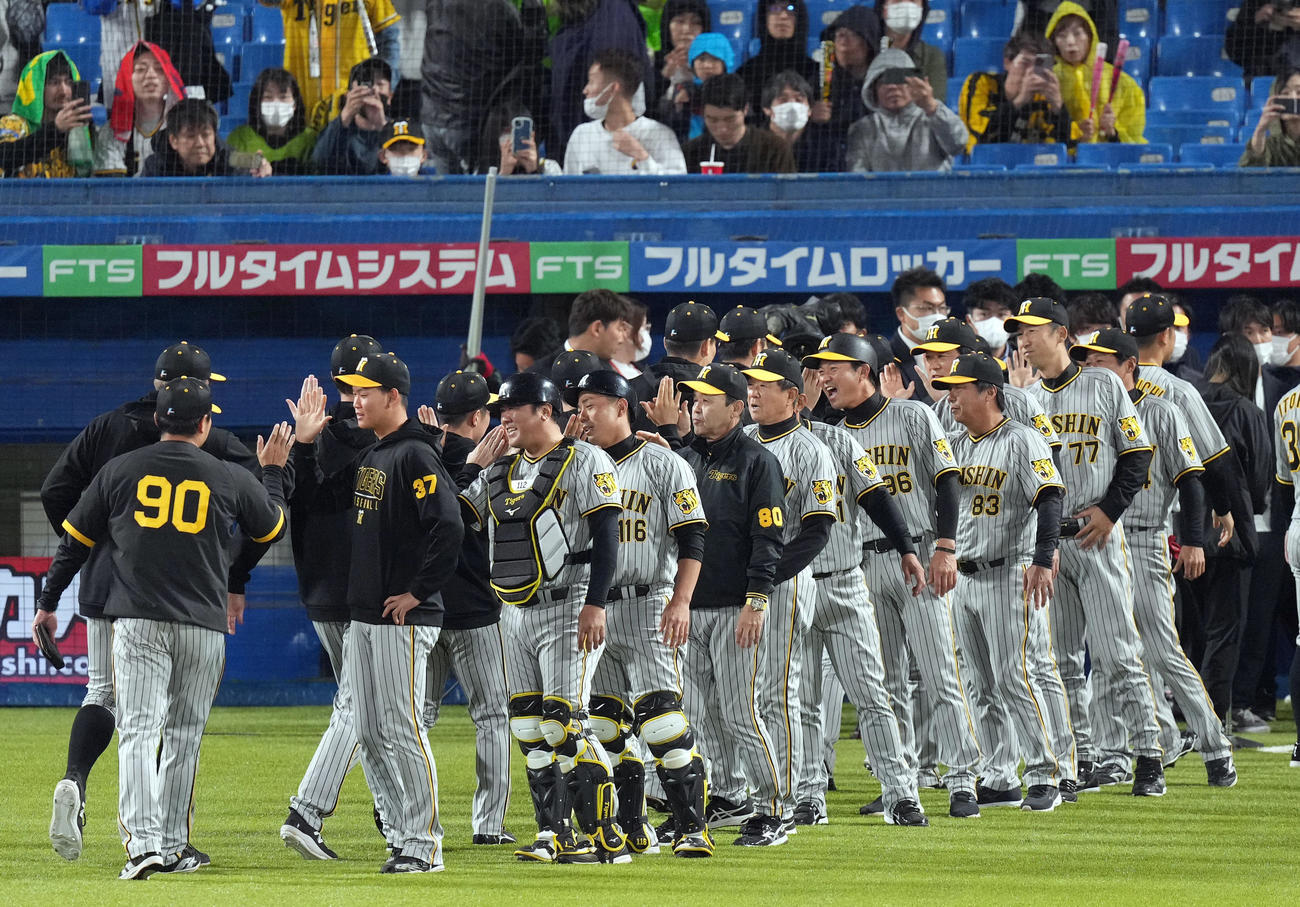 ヤクルト対阪神　試合後、選手を迎える岡田監督（中央）（撮影・狩俣裕三）
