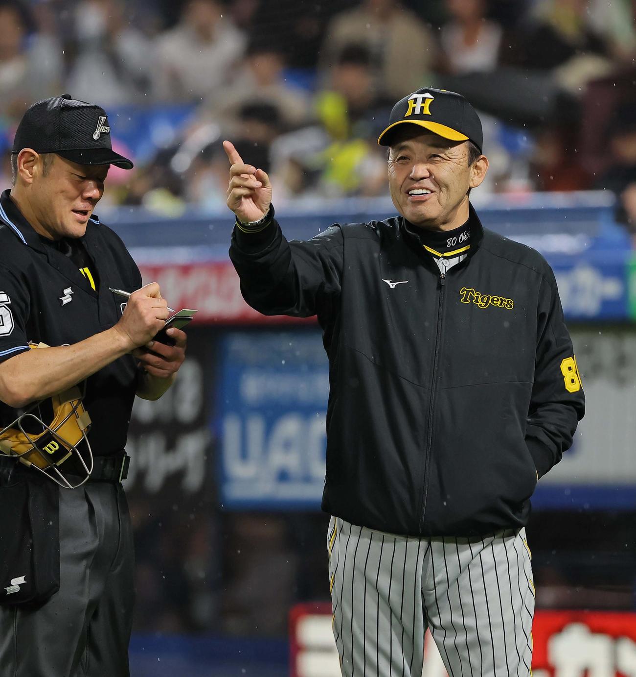 選手交代を告げ笑顔を見せる岡田監督（撮影・上田博志）