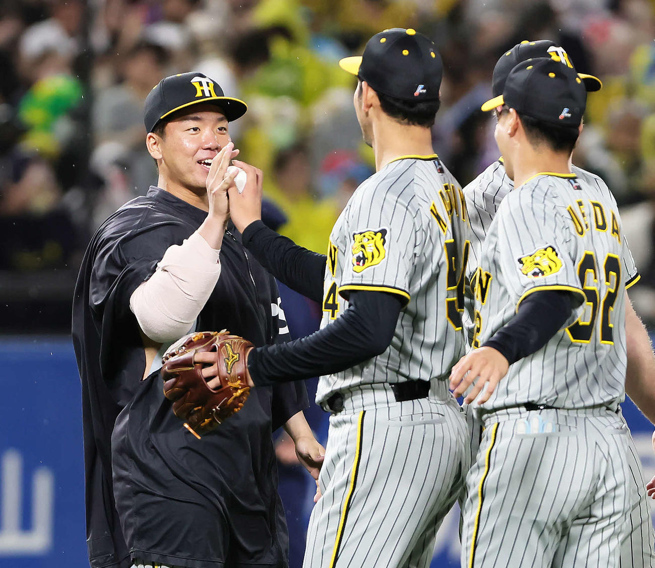 ヤクルト対阪神　勝利球を受け取り笑顔を見せる阪神村上（中央左）（撮影・足立雅史）