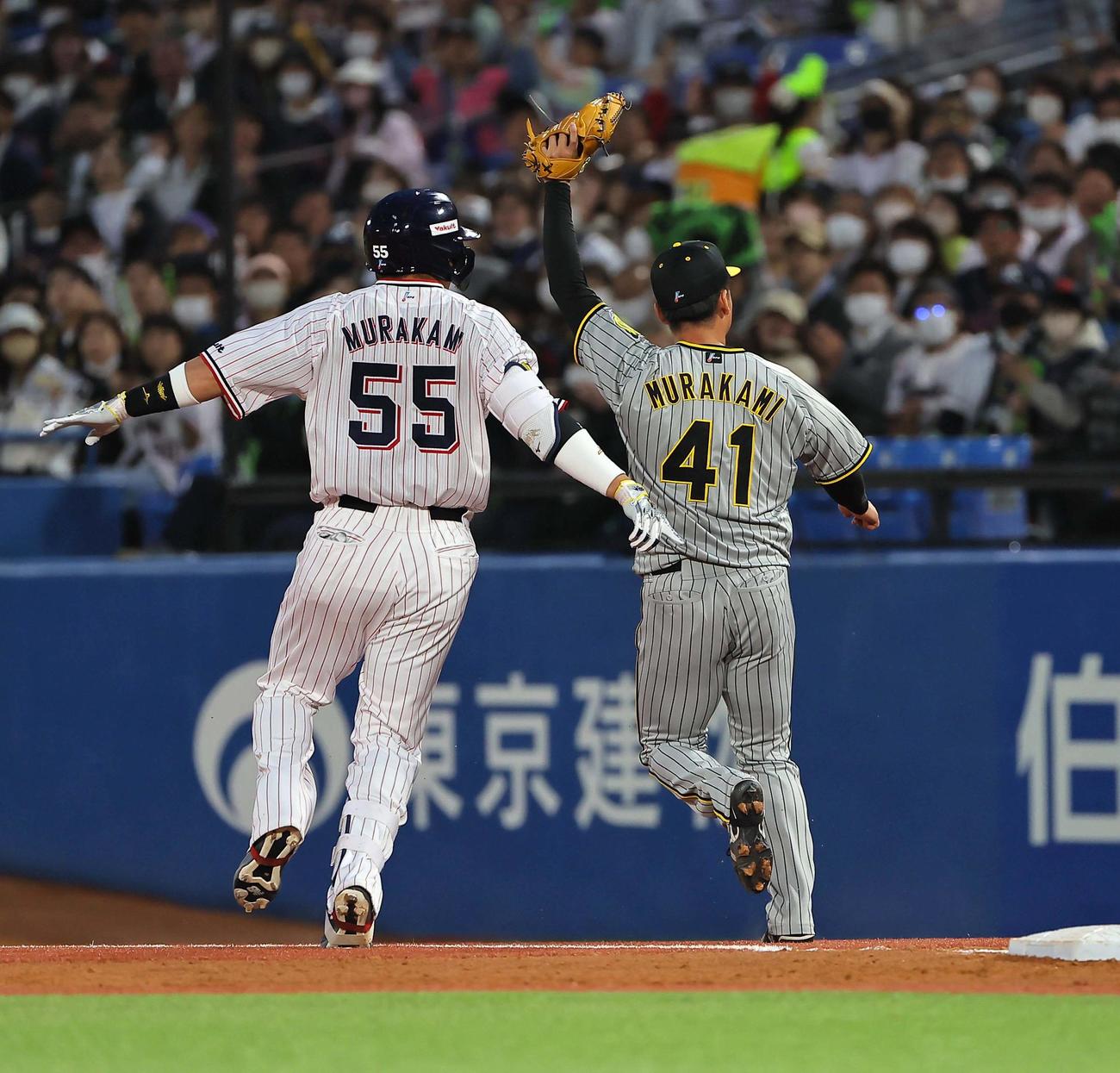 ヤクルト対阪神　2回裏ヤクルト無死、村上宗隆（左）の二ゴロでベースカバーに入る村上頌樹（撮影・上田博志）