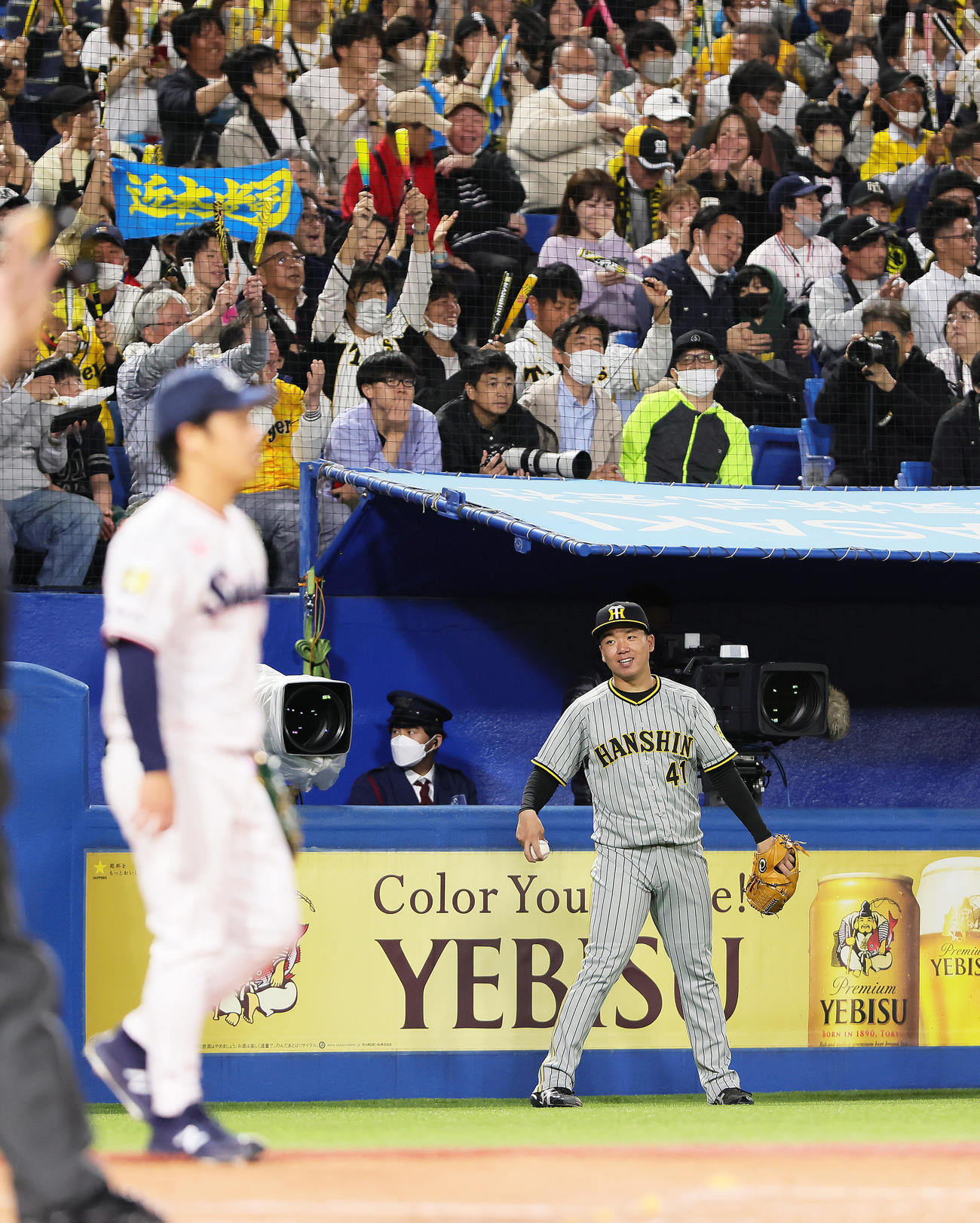 ヤクルト対阪神　5回表阪神2死一、二塁、近本の右前適時打に笑顔を見せる村上（右）。左はヤクルト小川（撮影・足立雅史）