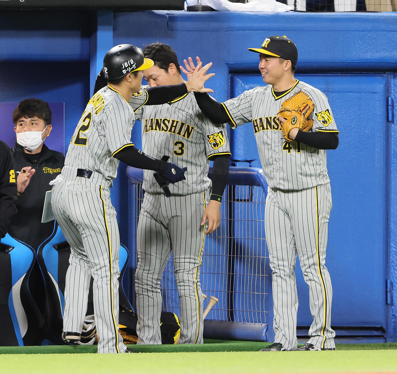 ヤクルト対阪神　5回表阪神2死一、二塁、近本の右前適時打で生還した坂本（左）とタッチを交わす村上（撮影・足立雅史）