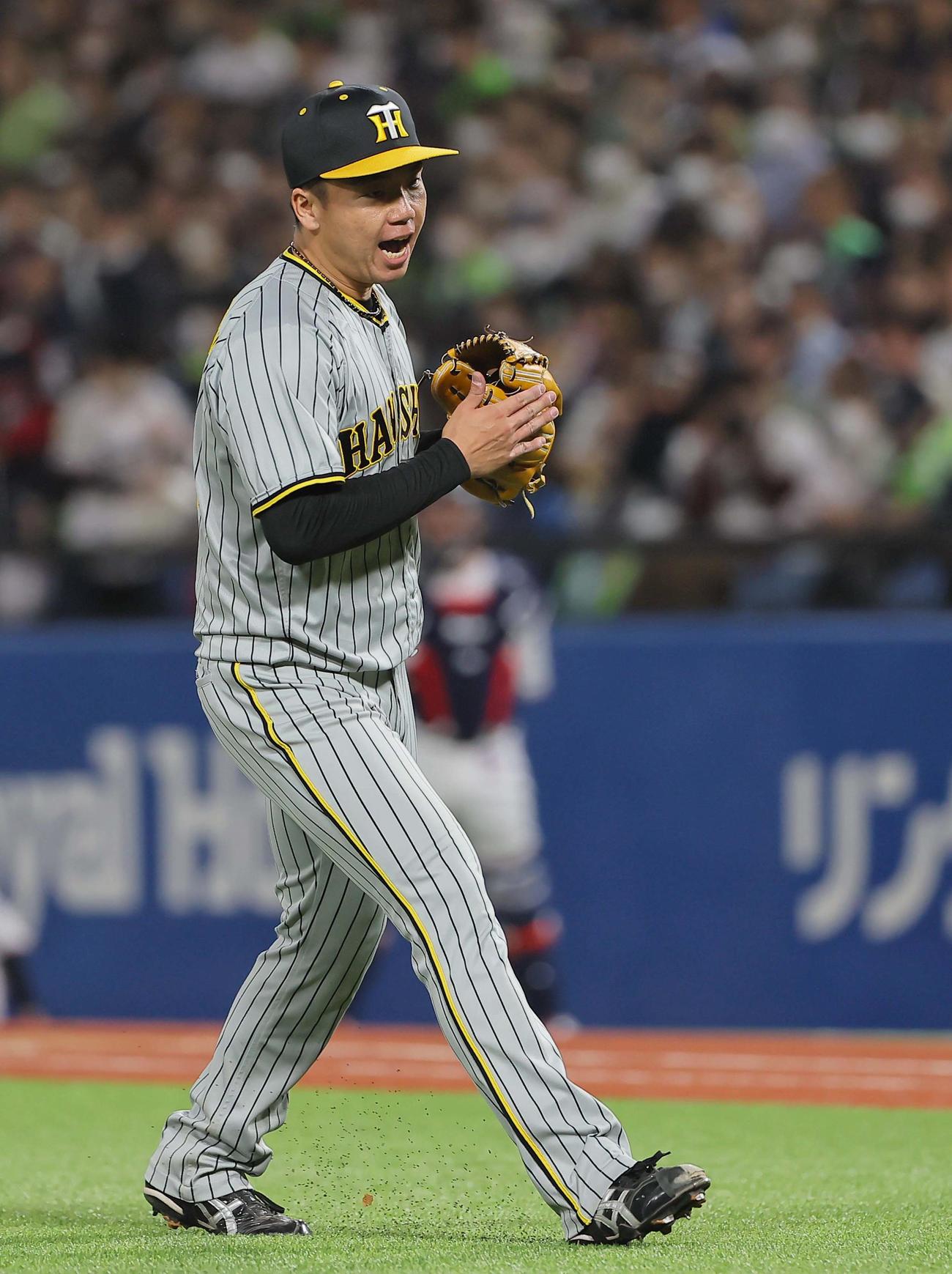 ヤクルト対阪神　6回裏ヤクルト2死、山崎を遊ゴロに打ち取り雄たけびをあげる阪神村上（撮影・上田博志）