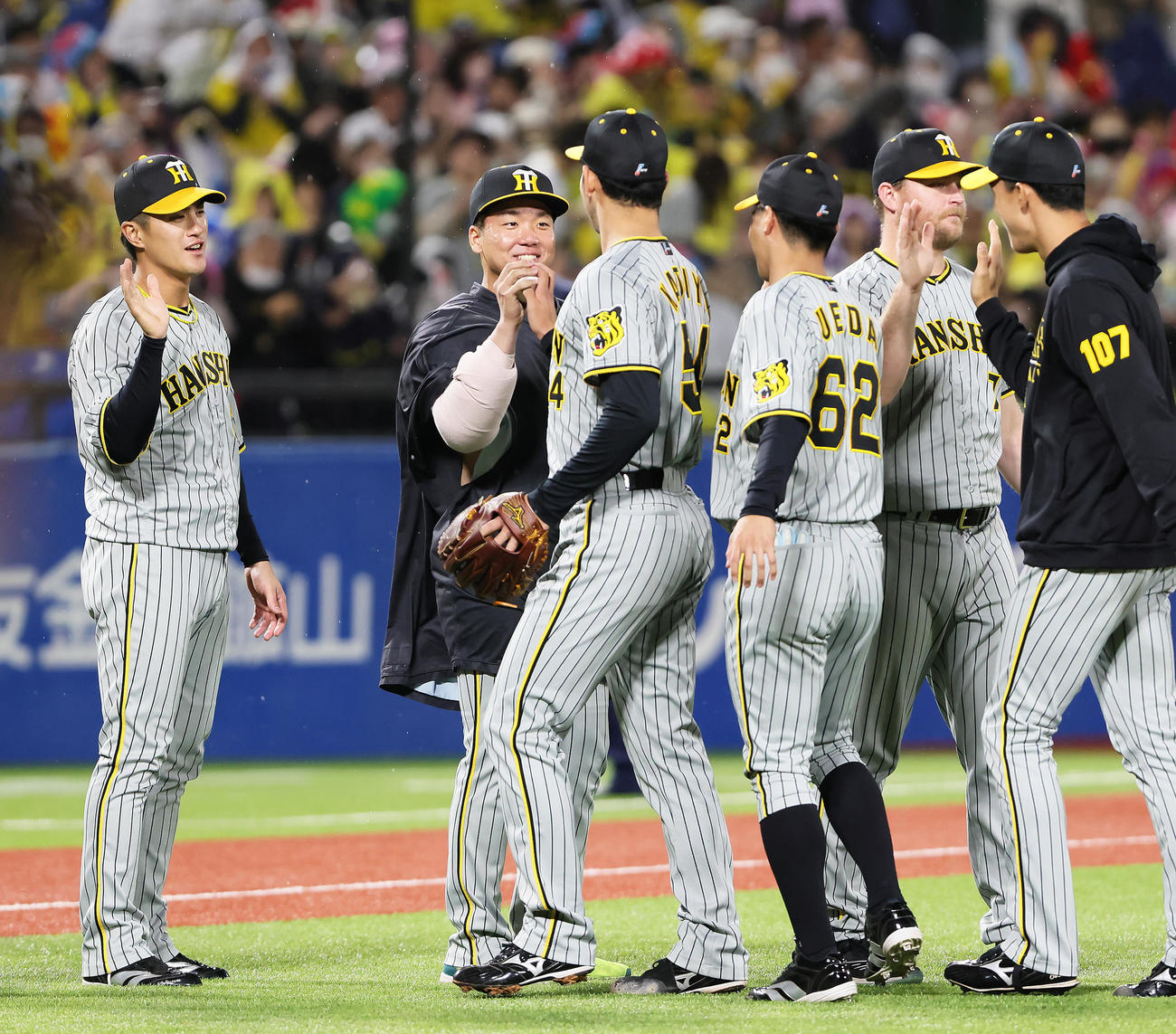 ヤクルト対阪神　勝利球を受け取り笑顔を見せる阪神村上（左から2人目）（撮影・足立雅史）