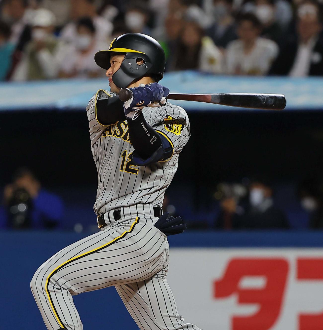 ヤクルト対阪神　7回表阪神無死、坂本は投内野安打を放つ（撮影・上田博志）