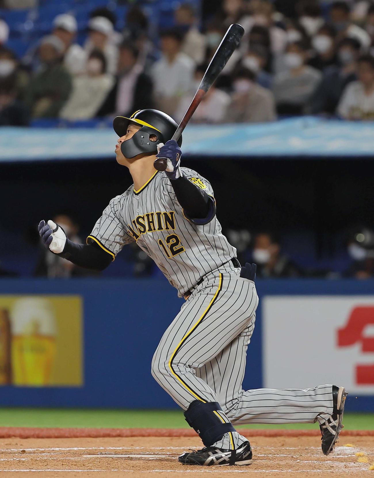 ヤクルト対阪神　8回表阪神1死、坂本は中前打を放つ（撮影・上田博志）