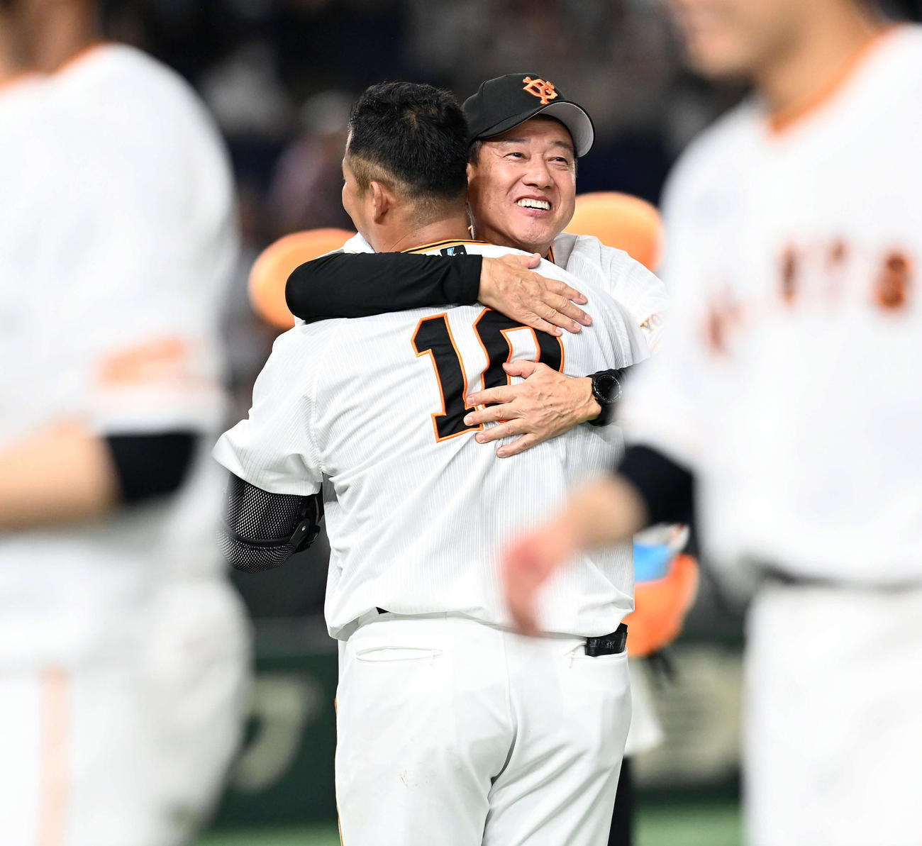 巨人対広島　サヨナラ2点本塁打を放った中田翔を抱きしめる原辰徳監督（撮影・たえ見朱実）