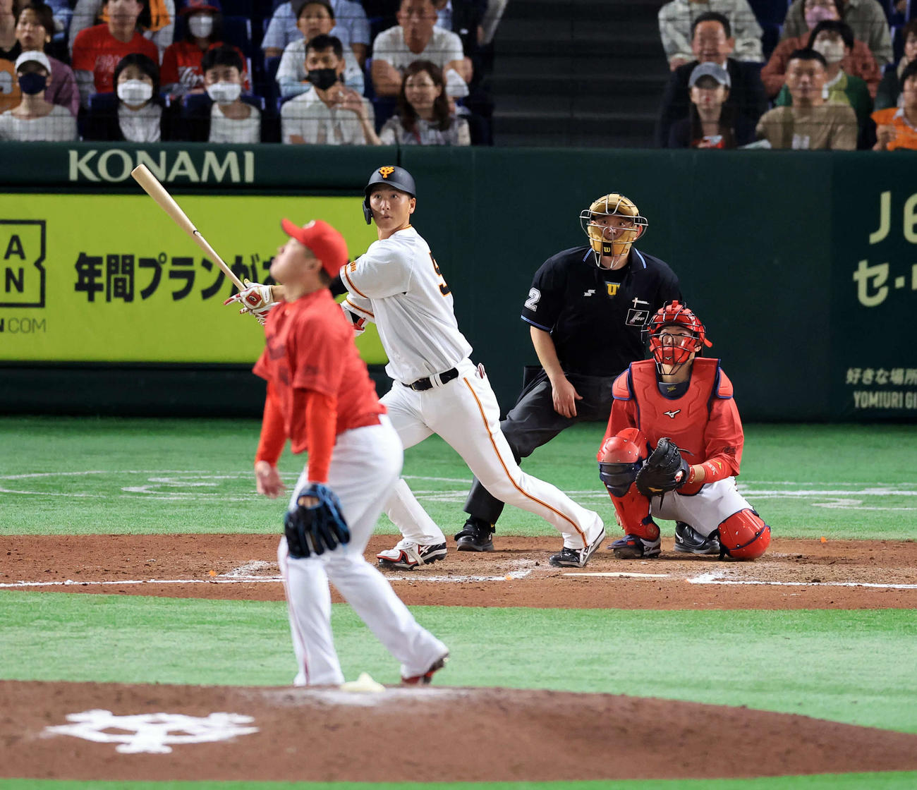 巨人対広島　7回裏巨人1死、秋広はプロ1号本塁打を右越えに放つ。投手松本（撮影・浅見桂子）