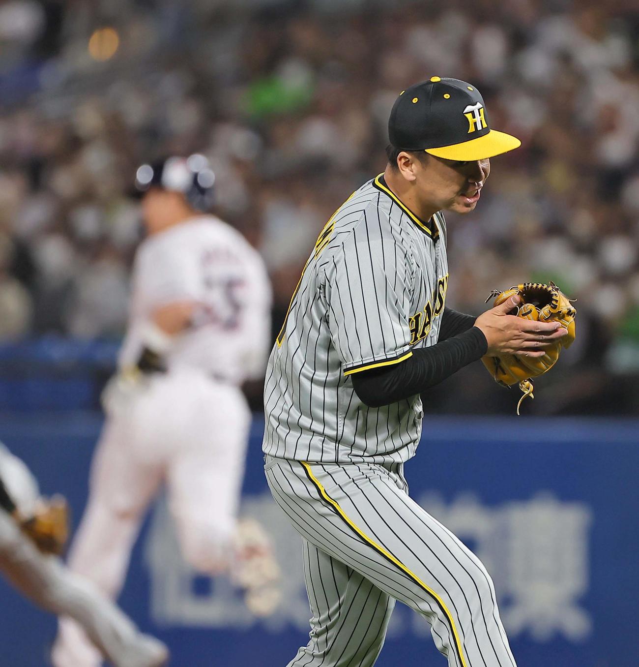 ヤクルト対阪神　4回裏ヤクルト2死、村上（左）を遊ゴロに打ち取りグラブをたたいて喜ぶ阪神村上（撮影・上田博志）