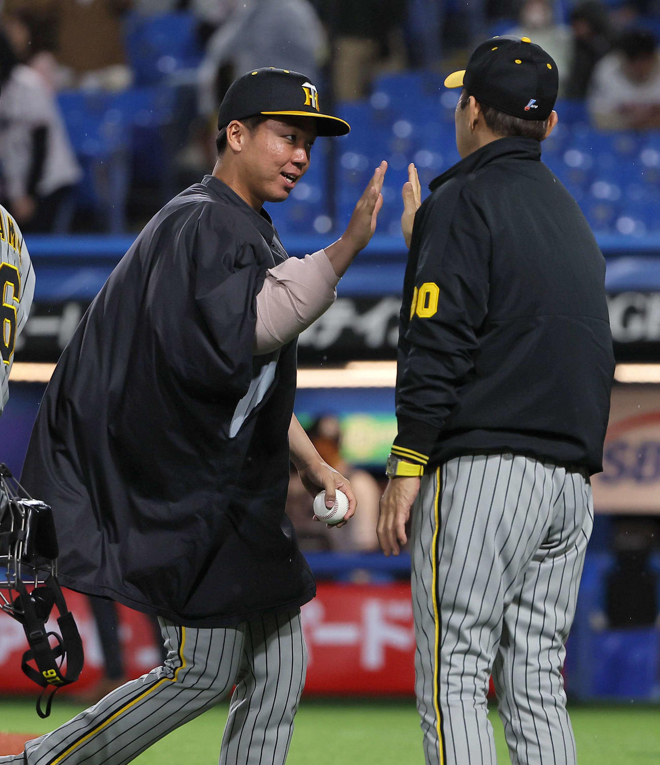 ヤクルト対阪神　無失点で2勝目をあげた村上（左）は岡田監督とハイタッチして喜ぶ（撮影・上田博志）