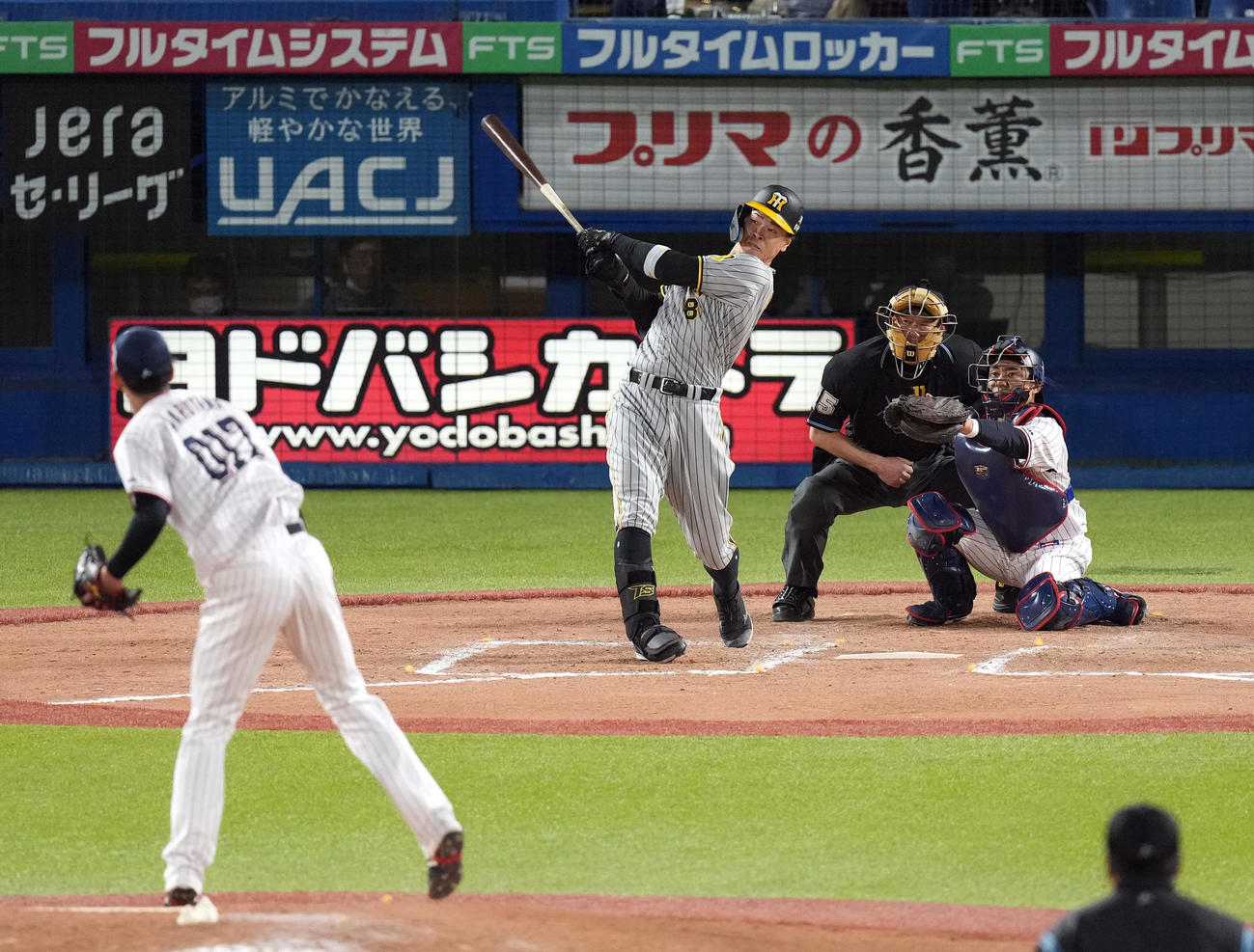 ヤクルト対阪神　8回表阪神無死一塁、右越えに2点本塁打を放つ佐藤輝。投手丸山翔（撮影・狩俣裕三）