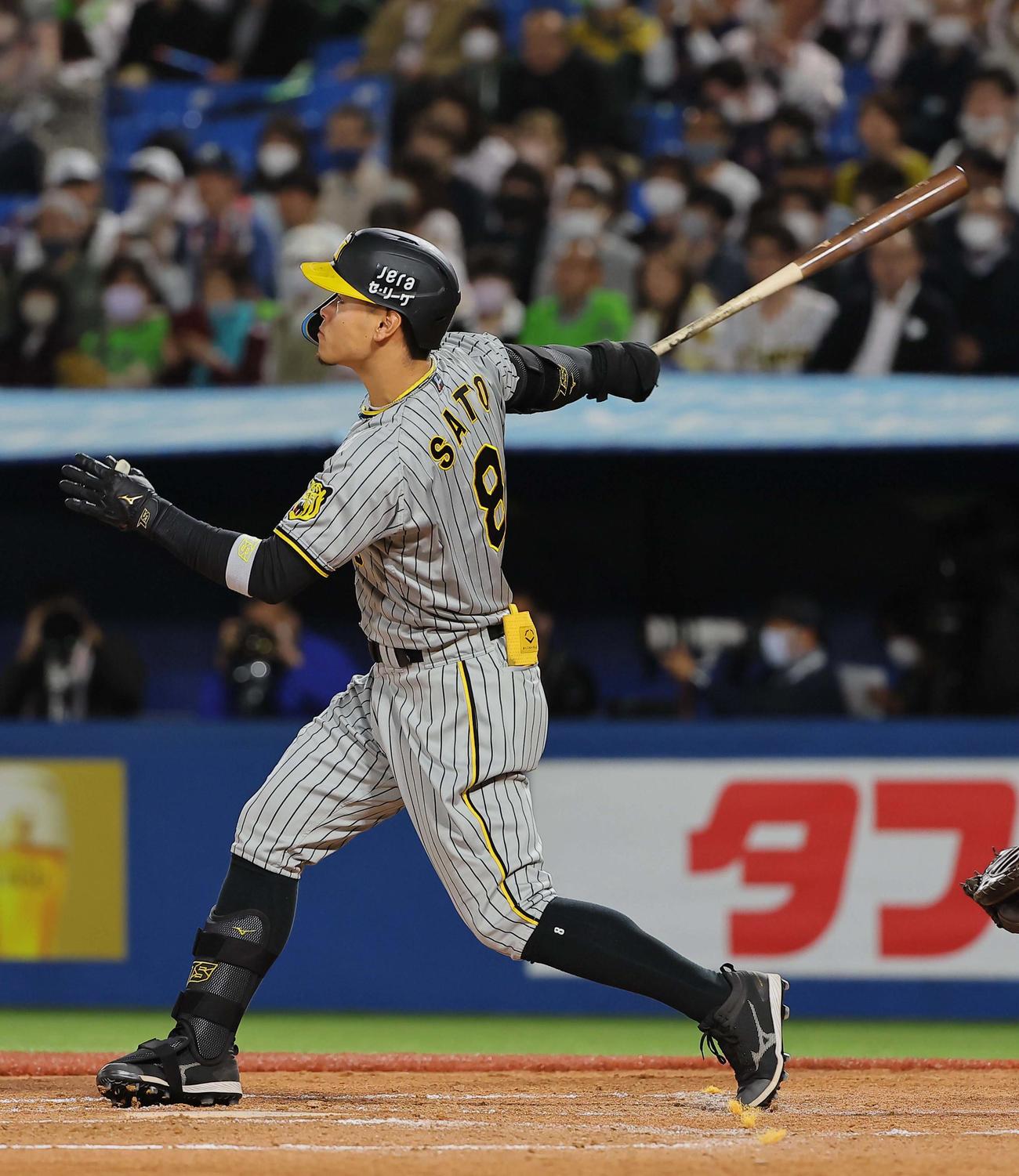 ヤクルト対阪神　5回表阪神無死、佐藤輝は右中間へ先制ソロ本塁打を放つ（撮影・上田博志）