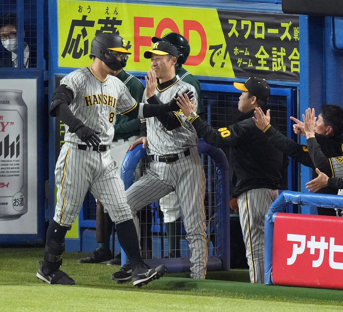 ヤクルト対阪神　5回表阪神無死、先制ソロ本塁打を放った佐藤輝（左）を迎える岡田監督（右）（撮影・狩俣裕三）