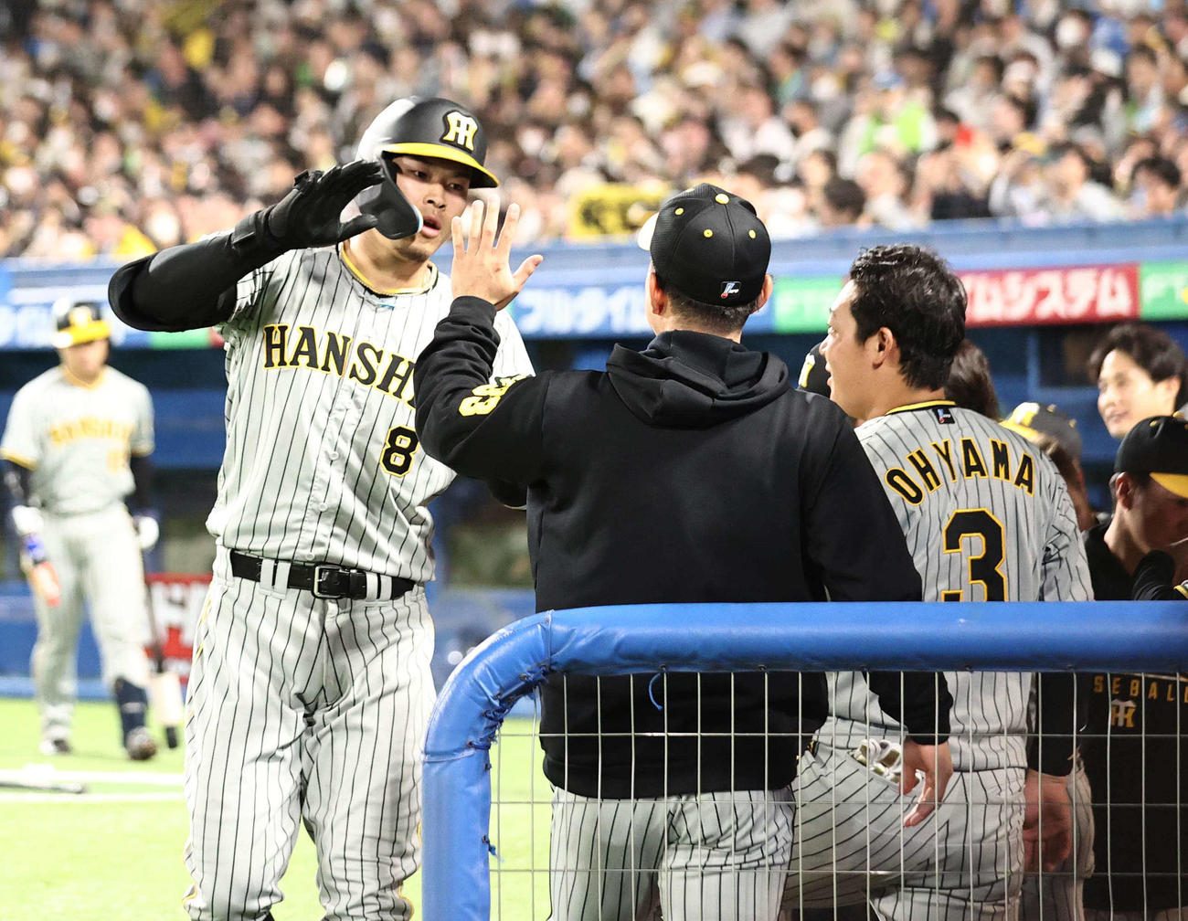 ヤクルト対阪神　5回表阪神無死、先制ソロ本塁打を放ちナインとハイタッチをする佐藤輝（撮影・上田博志）