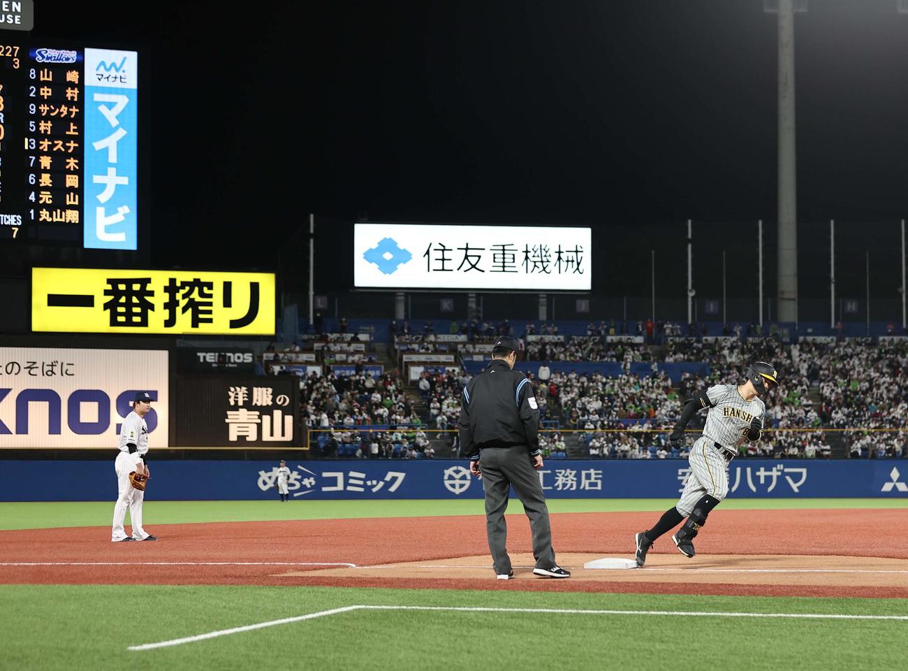 ヤクルト対阪神　8回表阪神無死一塁、佐藤輝は右越えに2点本塁打を放つ。左は村上（撮影・上田博志）