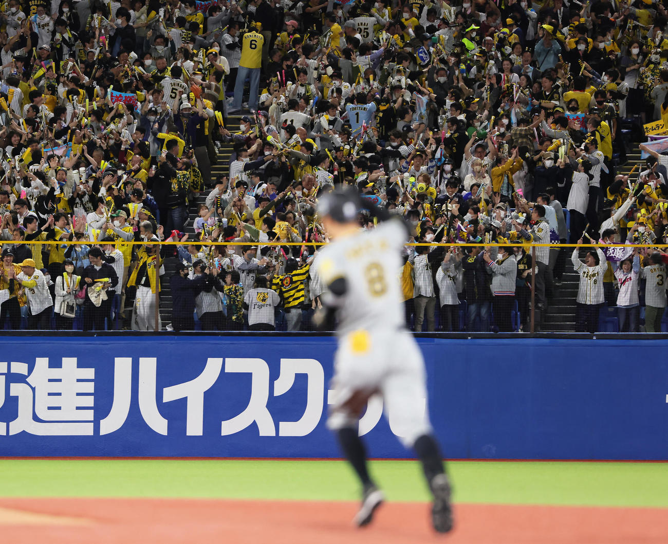 ヤクルト対阪神　8回表阪神無死一塁、右越え2点本塁打を放った佐藤輝に大盛り上がりの阪神ファン（撮影・足立雅史）