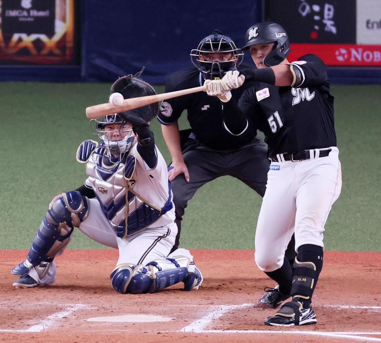 4月28日のオリックス戦、10回表に勝ち越し犠飛を放つ山口