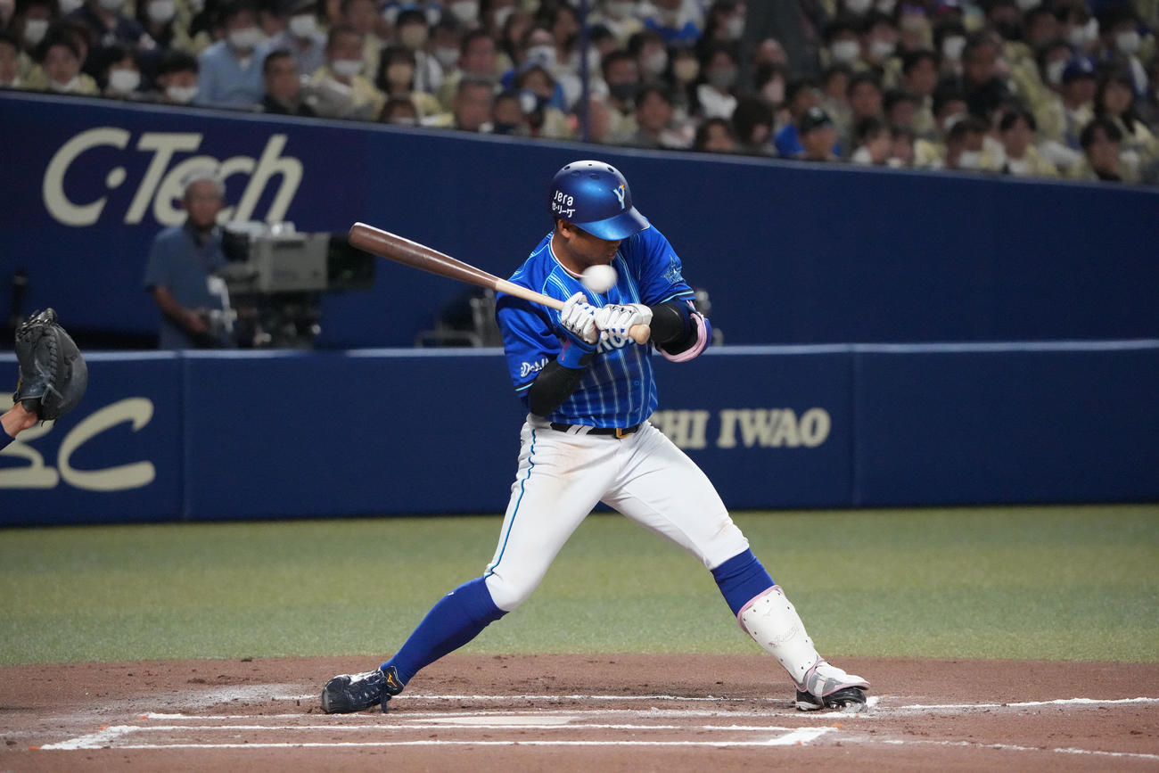 プロ野球中日対DeNA 6回表DeNA1死一塁、死球を受ける桑原（撮影・森本幸一）