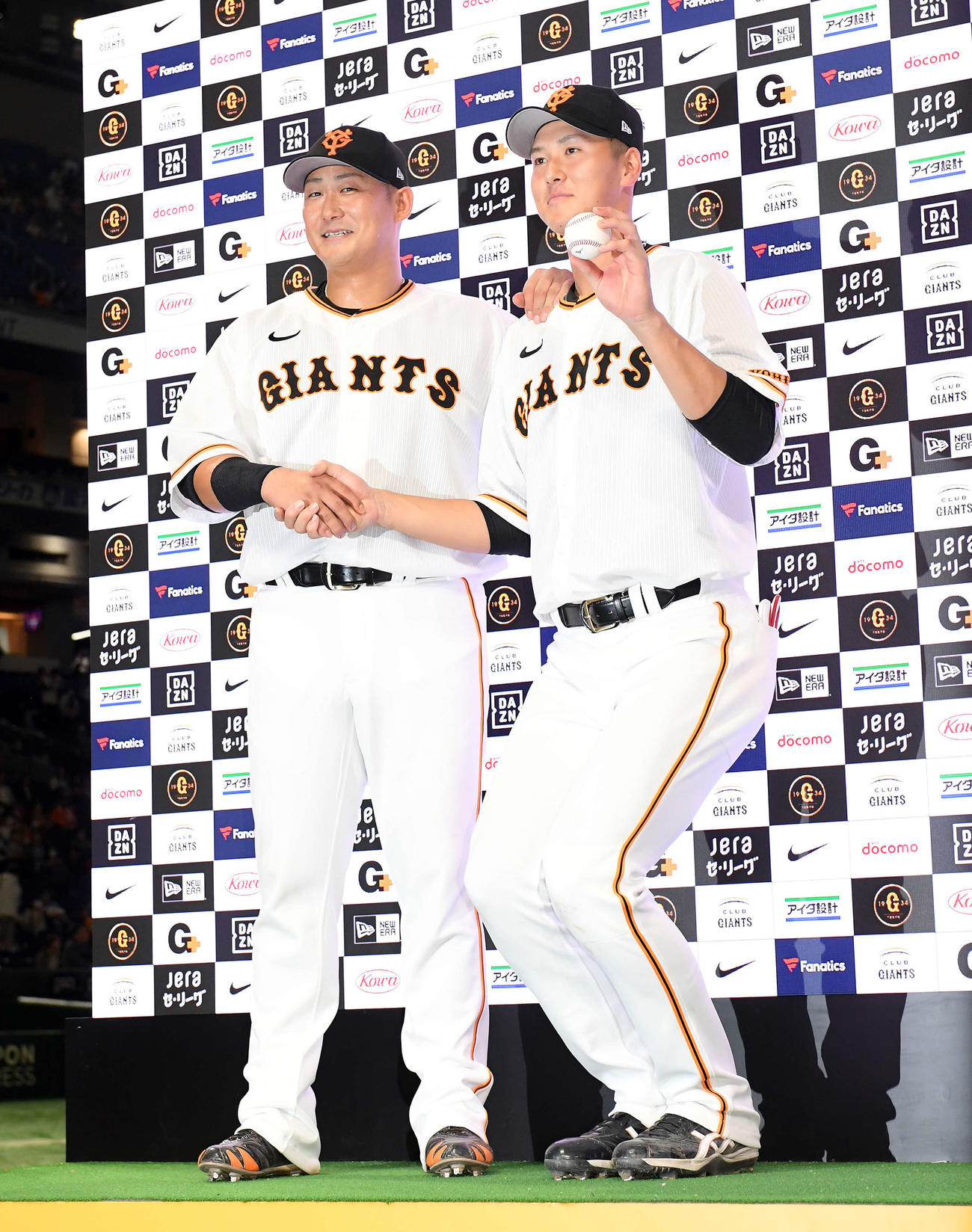 お立ち台で身長200センチの巨人秋広（右）は、同184センチの中田に合わせ？　ひざをかがめて記念撮影（撮影・たえ見朱実）