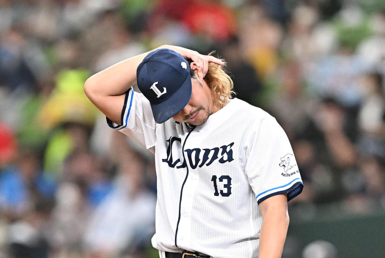 4回表、失点し下を向く西武先発の高橋（撮影・滝沢徹郎）