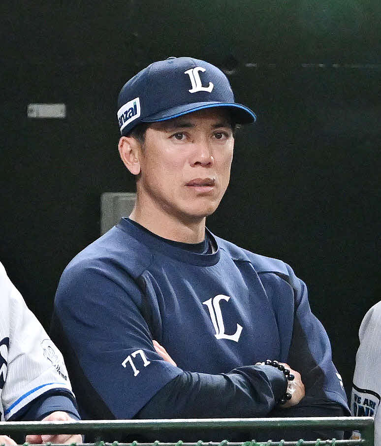 厳しい表情で戦況を見守る西武松井監督（撮影・滝沢徹郎）