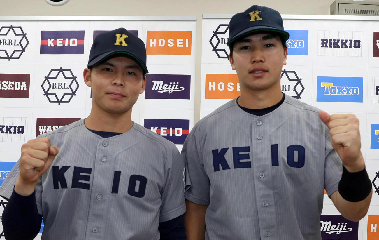 勝利投手の慶大・外丸（左）とリーグ通算16本塁打を放った広瀬は、試合後にガッツポーズで写真に納まる（撮影・松本俊）