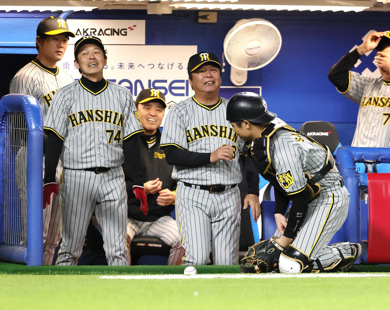 ヤクルト対阪神　7回裏ヤクルト2死、村上の邪飛を捕手坂本（右端）が落球するも笑顔を見せる岡田監督（左から3人目）（撮影・足立雅史）