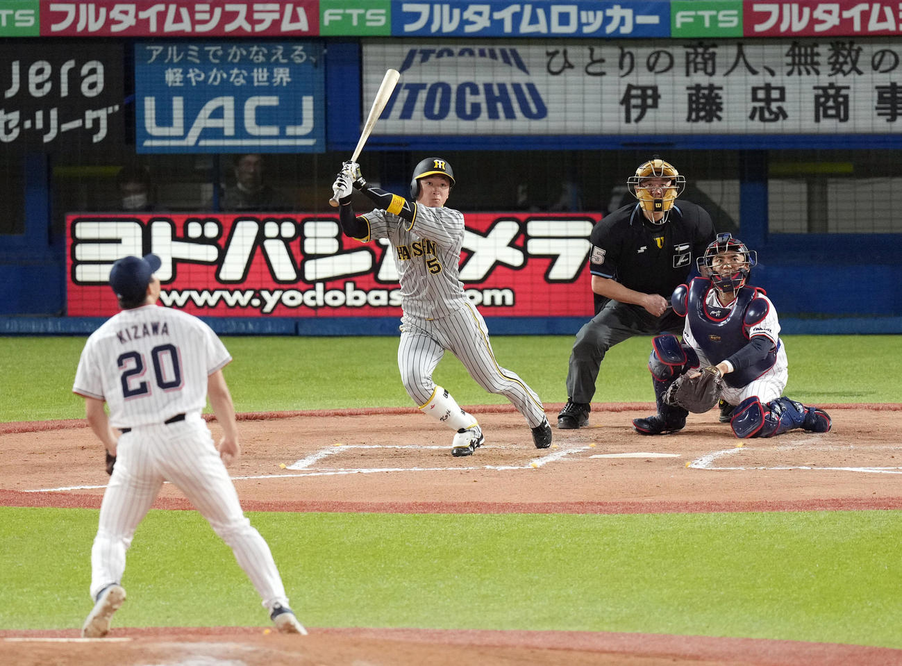 ヤクルト対阪神　7回表阪神2死三塁、左中間へ適時二塁打を放つ近本。投手木沢（撮影・狩俣裕三）
