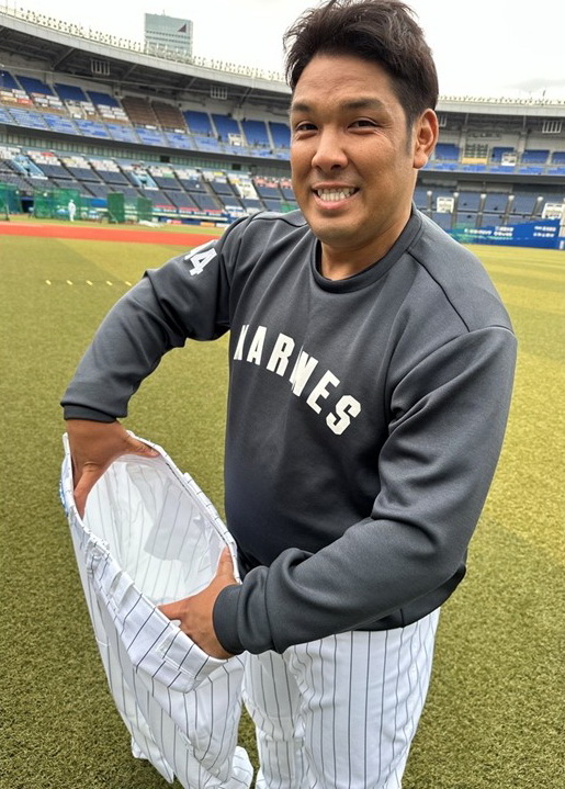 自身のユニホームを手に持つロッテ井上（球団提供）
