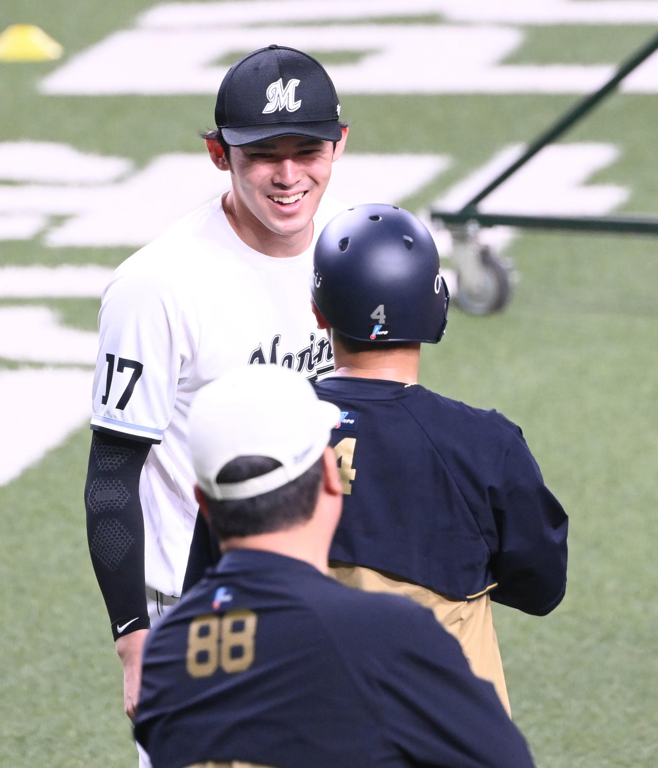 オリックス対ロッテ　初戦で死球を当てたオリックス森に謝罪するロッテ佐々木朗（撮影・和賀正仁）