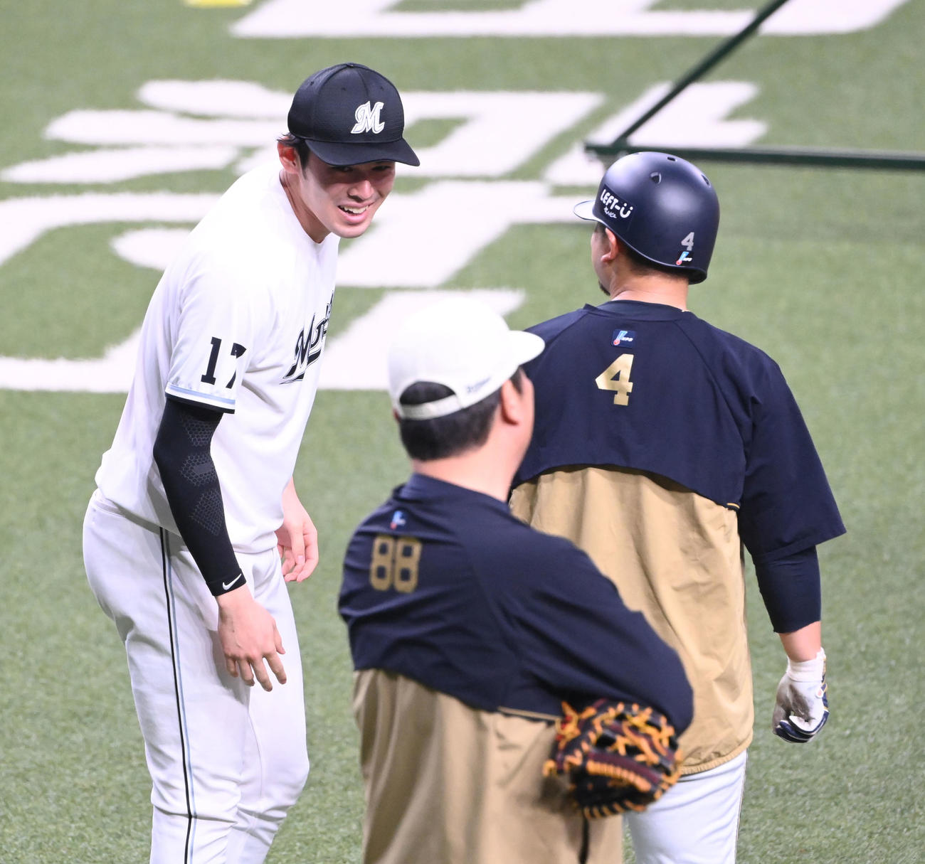 オリックス対ロッテ　初戦で死球を当てたオリックス森に謝罪するロッテ佐々木朗（撮影・和賀正仁）