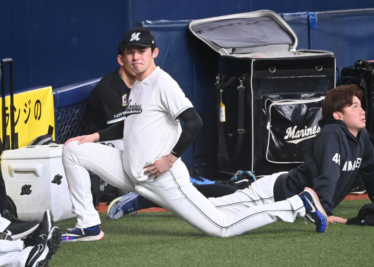 オリックス対ロッテ　試合前、入念にウオームアップするロッテ佐々木朗（撮影・和賀正仁）
