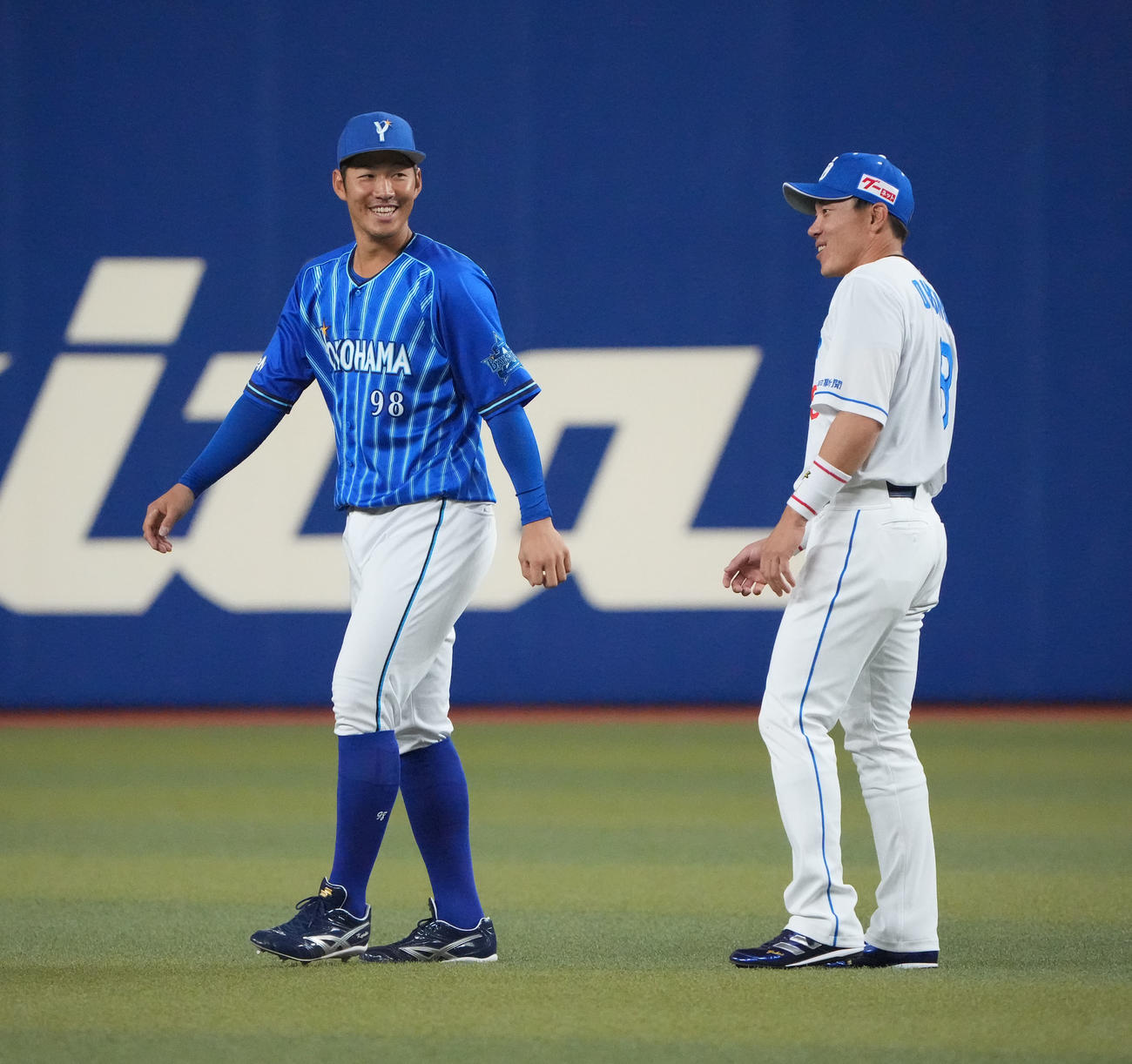 プロ野球中日対DeNA　試合前、大島と言葉を交わす京田（左）（撮影・森本幸一）