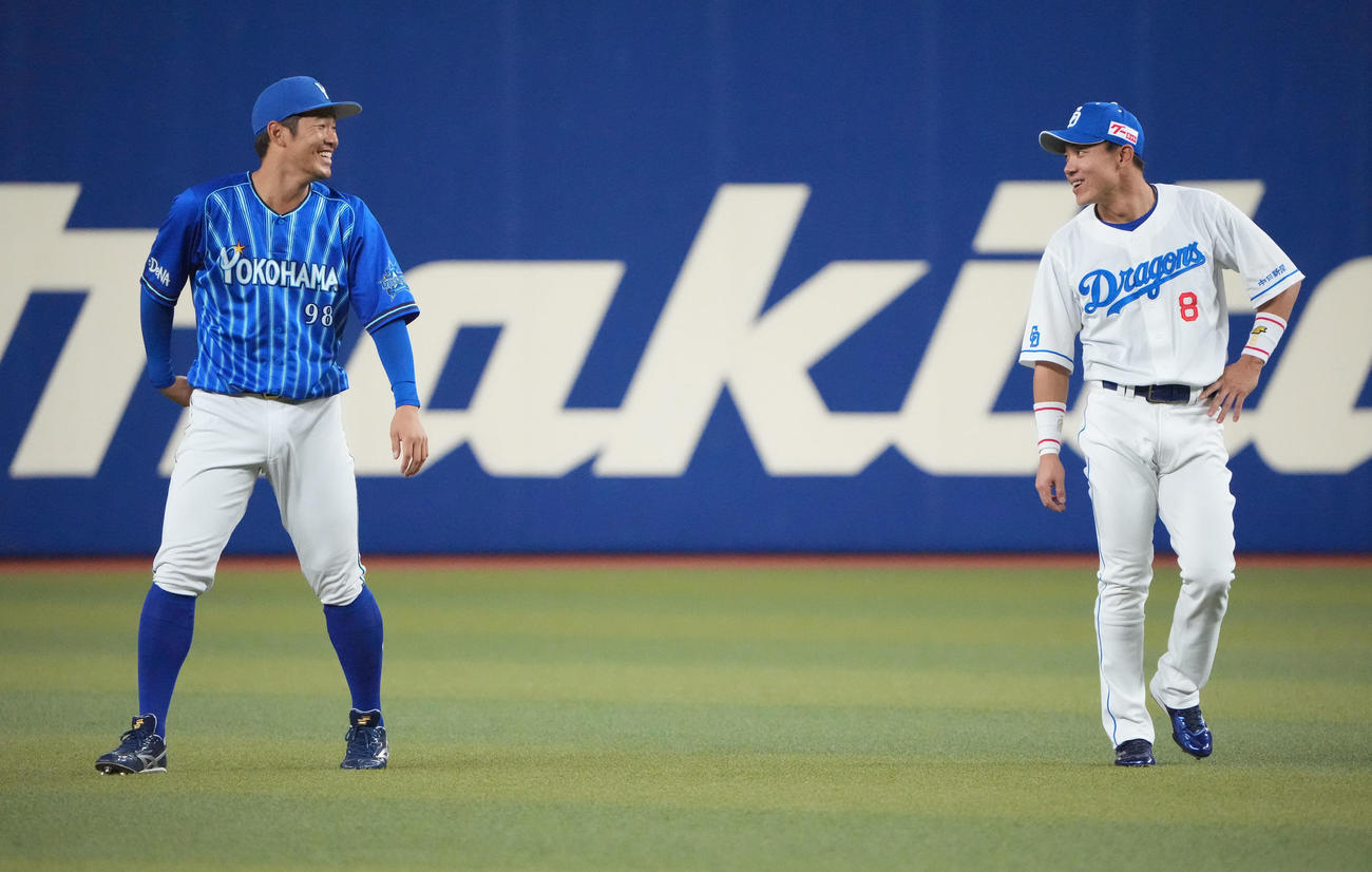 プロ野球中日対DeNA　試合前、大島と言葉を交わす京田（左）（撮影・森本幸一）