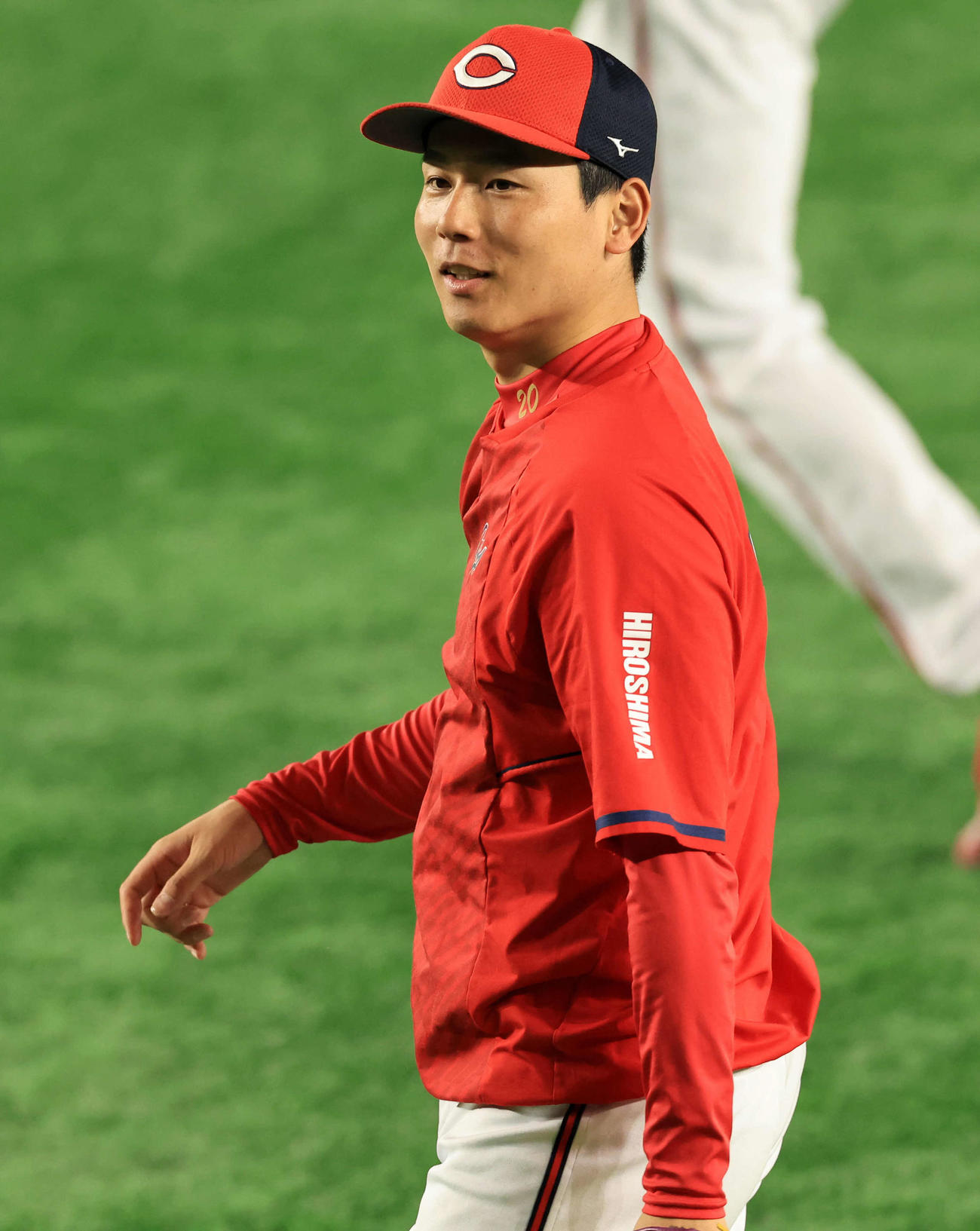 巨人対広島　試合前練習で、リラックスした表情の広島栗林（撮影・浅見桂子）