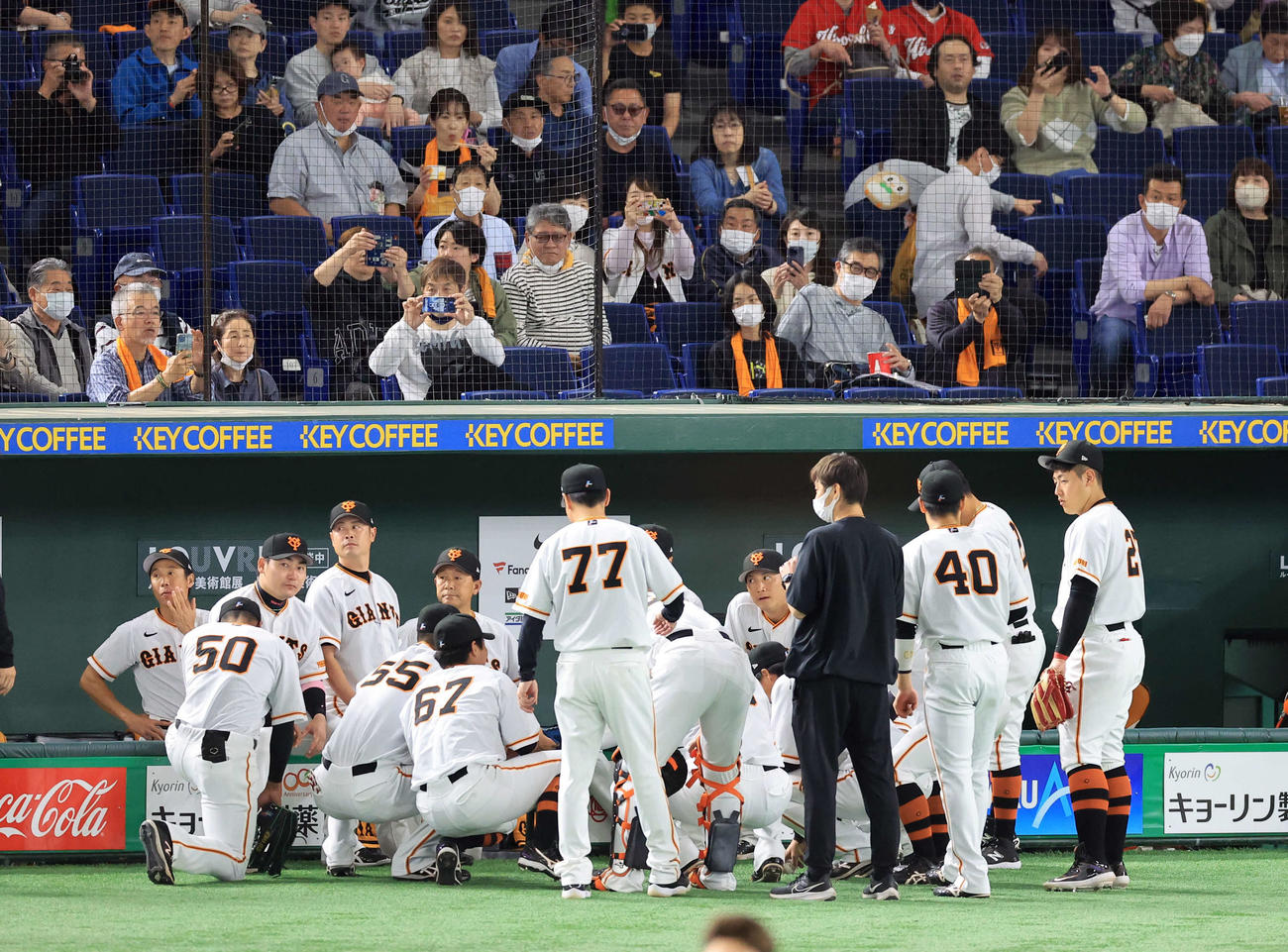 巨人対広島　試合前、円陣を組む巨人の選手たち（撮影・浅見桂子）
