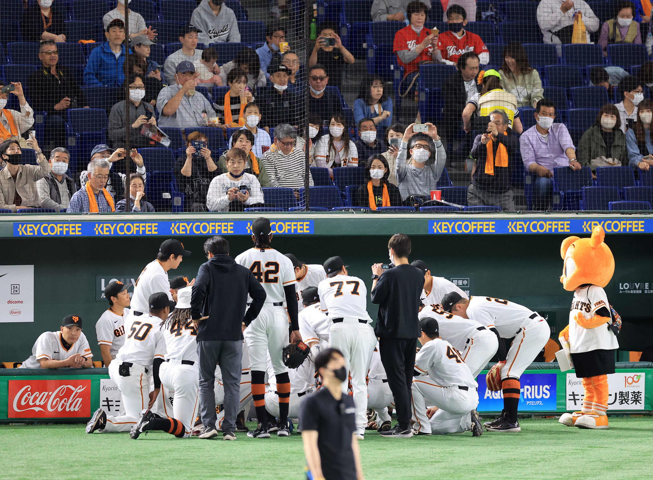 巨人対広島　試合前、円陣を組む巨人の選手たち（撮影・浅見桂子）