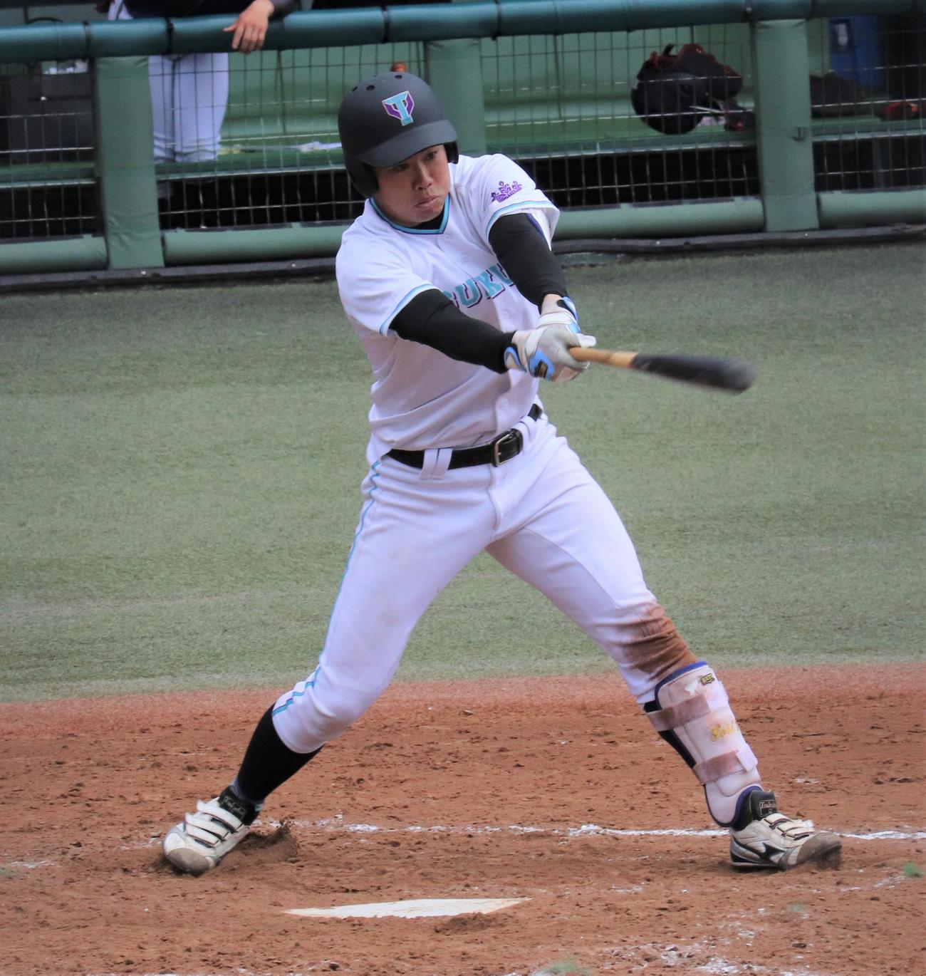 首都大学野球　筑波大対武蔵大　6回裏筑波大1死一、二塁　逆転の右中間三塁打を放った西浦（撮影・星夏穂）