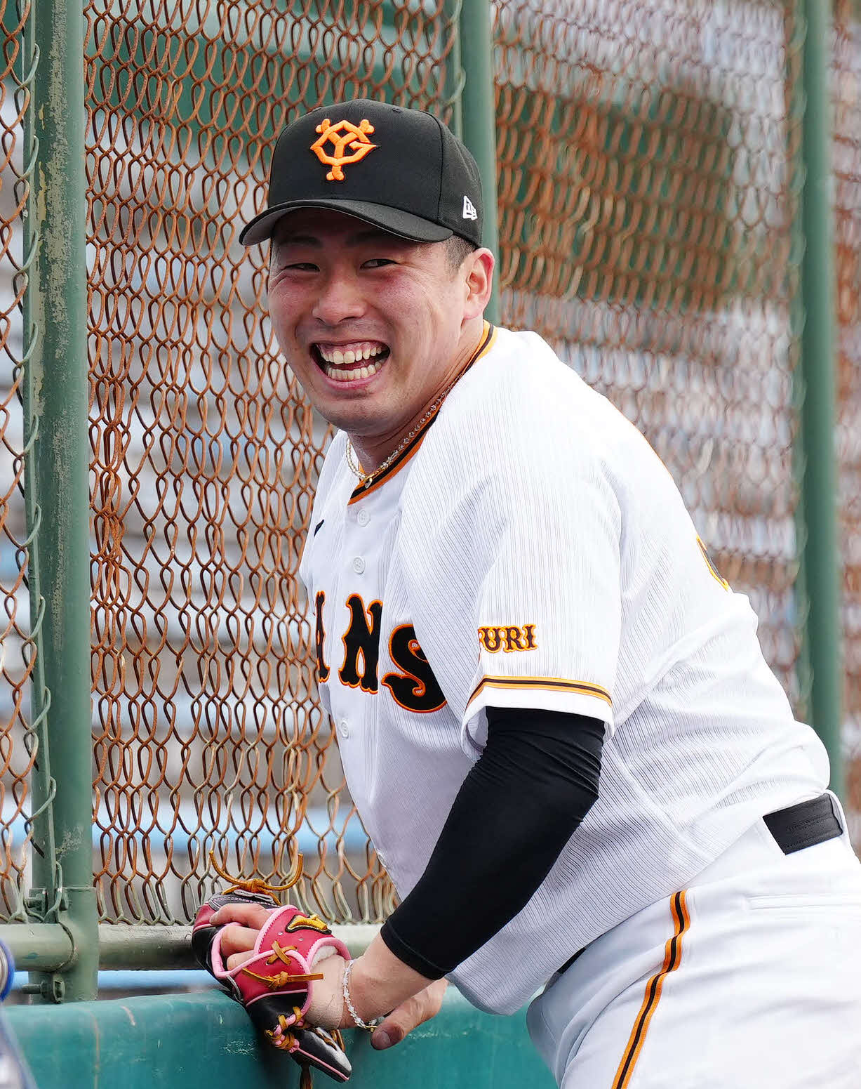 宮崎春季キャンプで内野ノック中に笑顔を見せる巨人浅野翔吾（2023年2月3日撮影）
