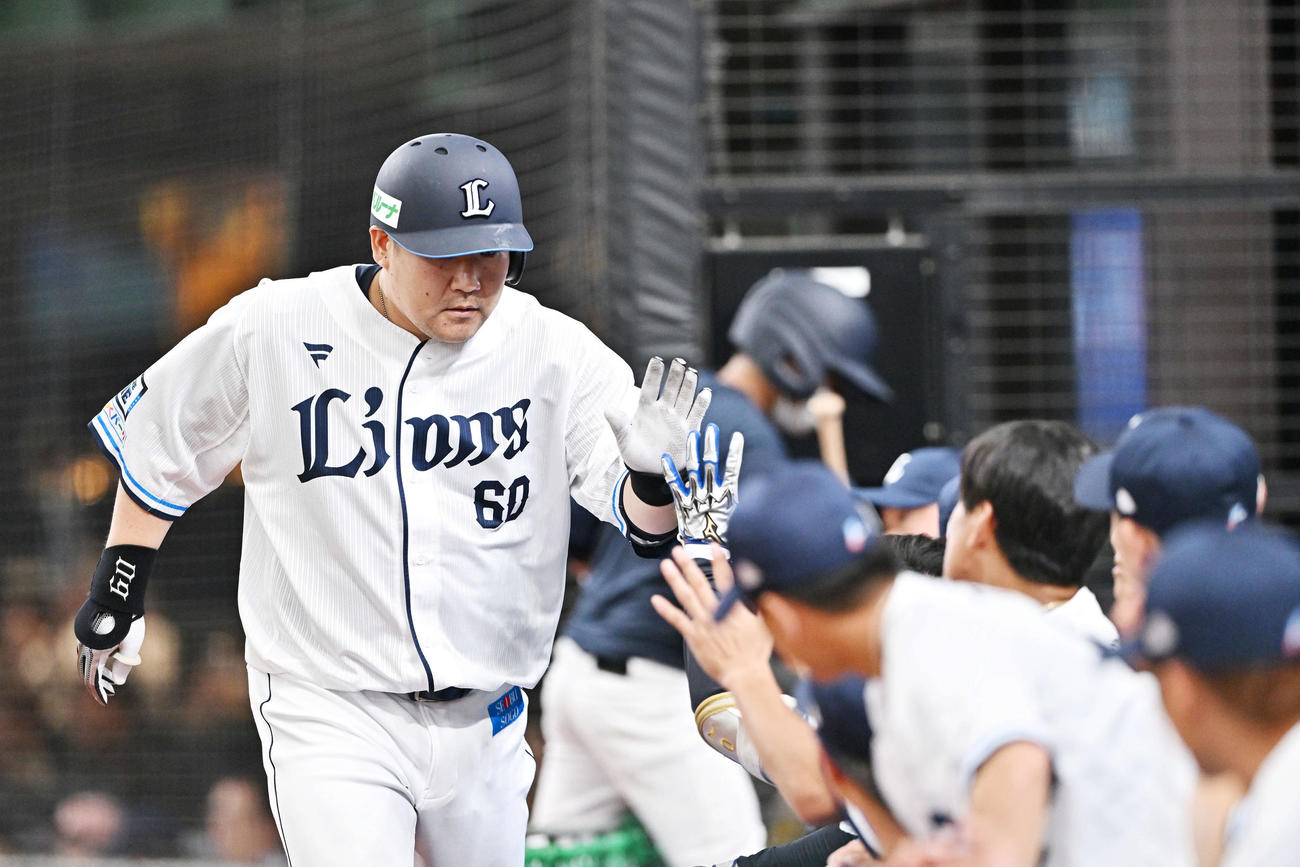 西武対楽天　2回裏西武無死、左越えソロ本塁打を放った中村（左）は生還しチームメートとタッチを交わす（撮影・滝沢徹郎）