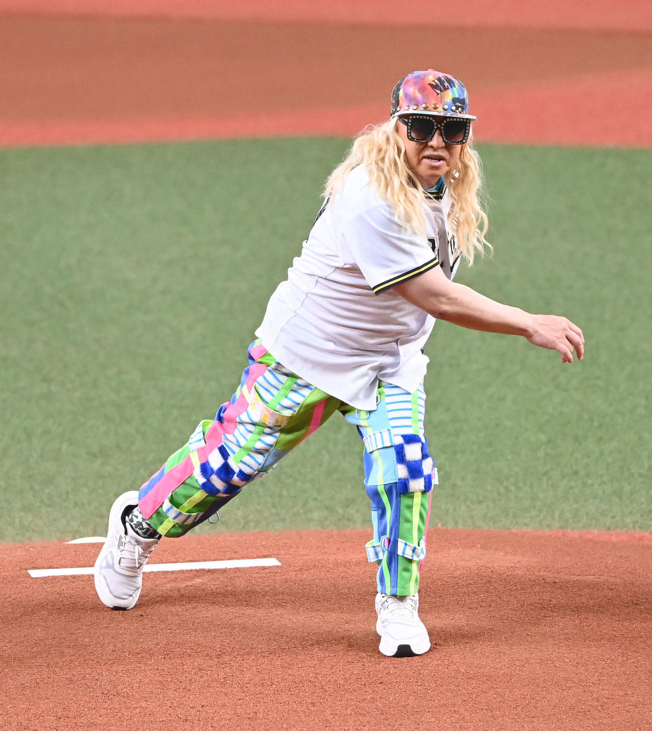 オリックス対ロッテ　始球式を務めるDJ KOO（撮影・和賀正仁）