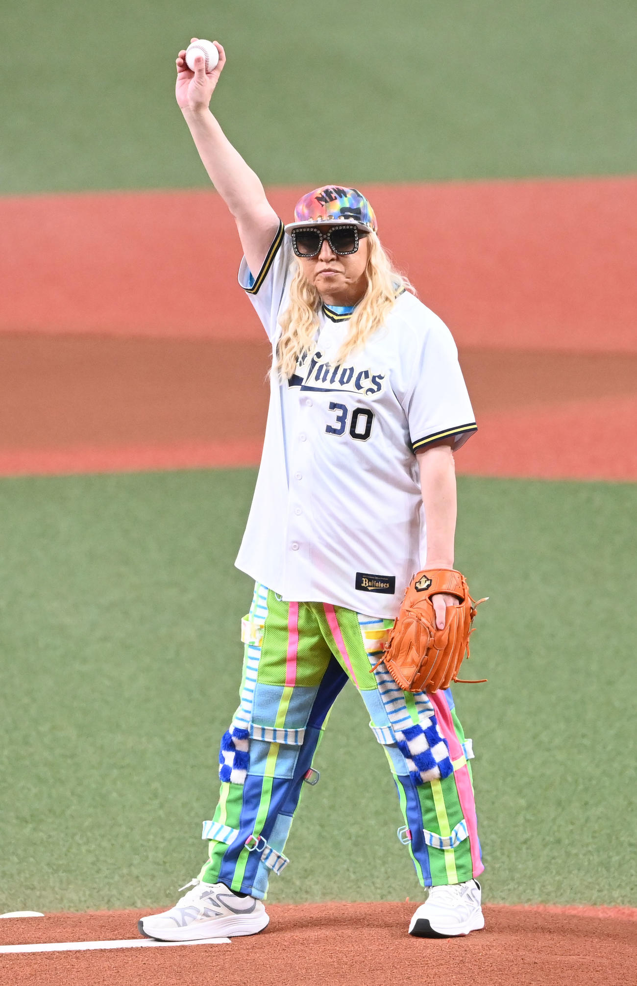 オリックス対ロッテ　始球式を務めるDJ KOO（撮影・和賀正仁）