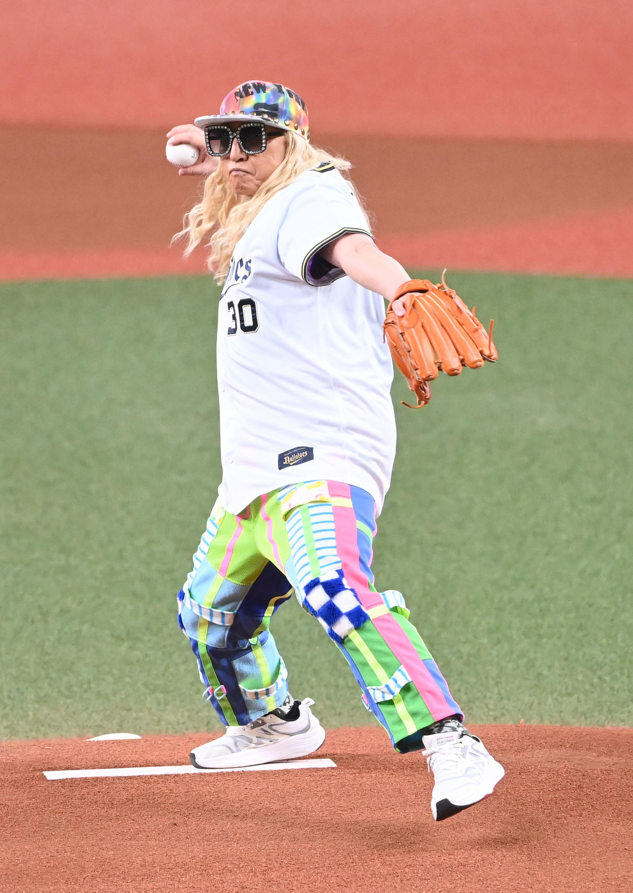 オリックス対ロッテ　始球式を務めるDJ KOO（撮影・和賀正仁）