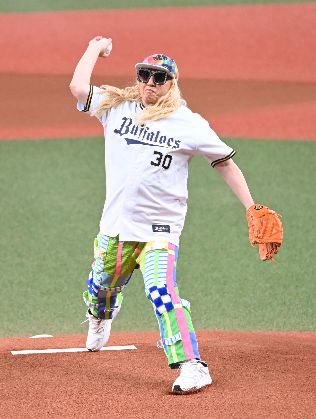 オリックス対ロッテ　始球式を務めるDJ KOO（撮影・和賀正仁）