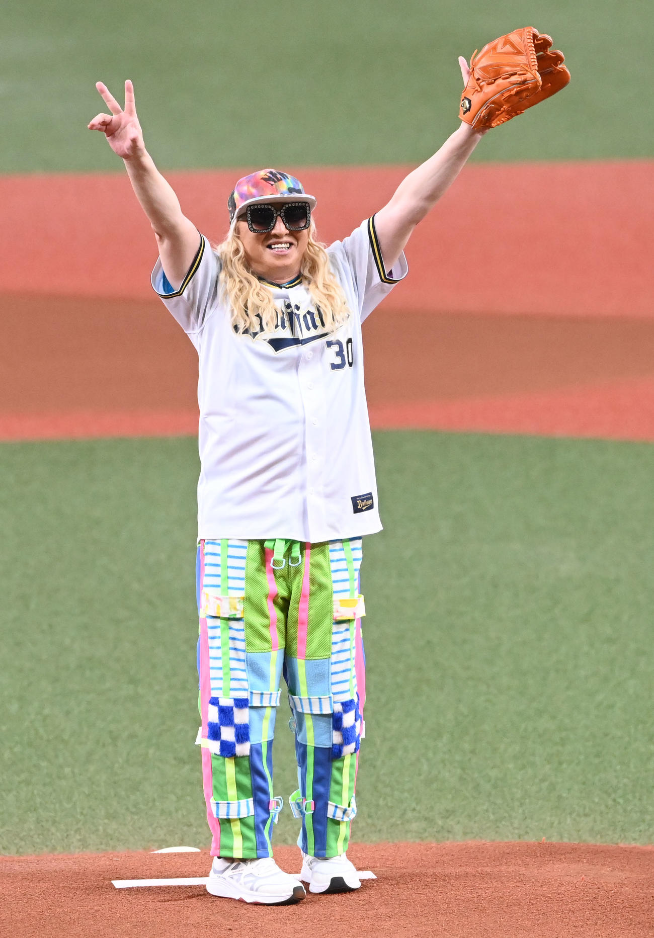 オリックス対ロッテ　始球式を務めるDJ KOO（撮影・和賀正仁）