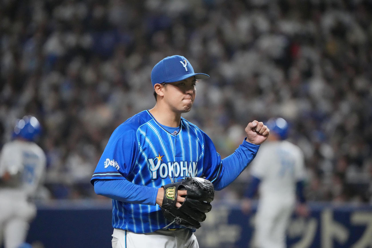 プロ野球中日対DeNA 8回裏中日2死一塁、木下を右飛に打ち取りガッツポーズをしながらベンチへ戻る東（撮影・森本幸一）