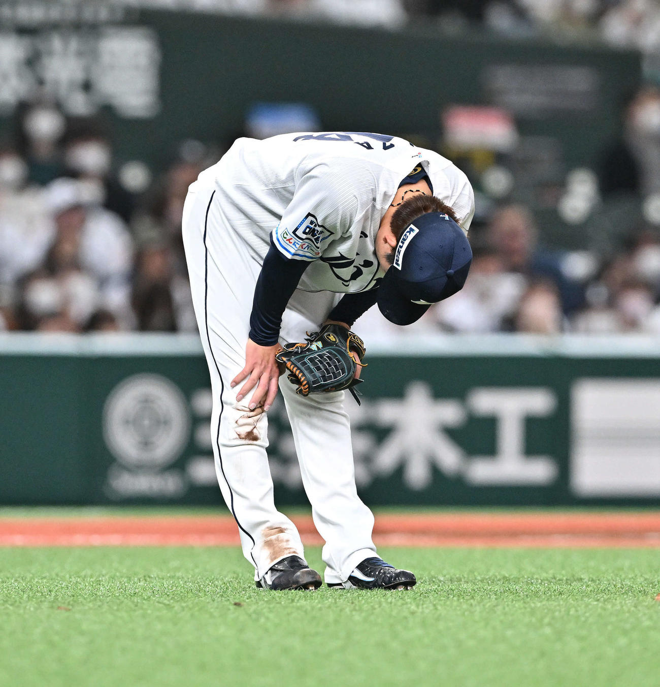 西武対楽天　3回表楽天無死一塁、鈴木大に2点本塁打を浴び膝に手をつく与座（撮影・滝沢徹郎）