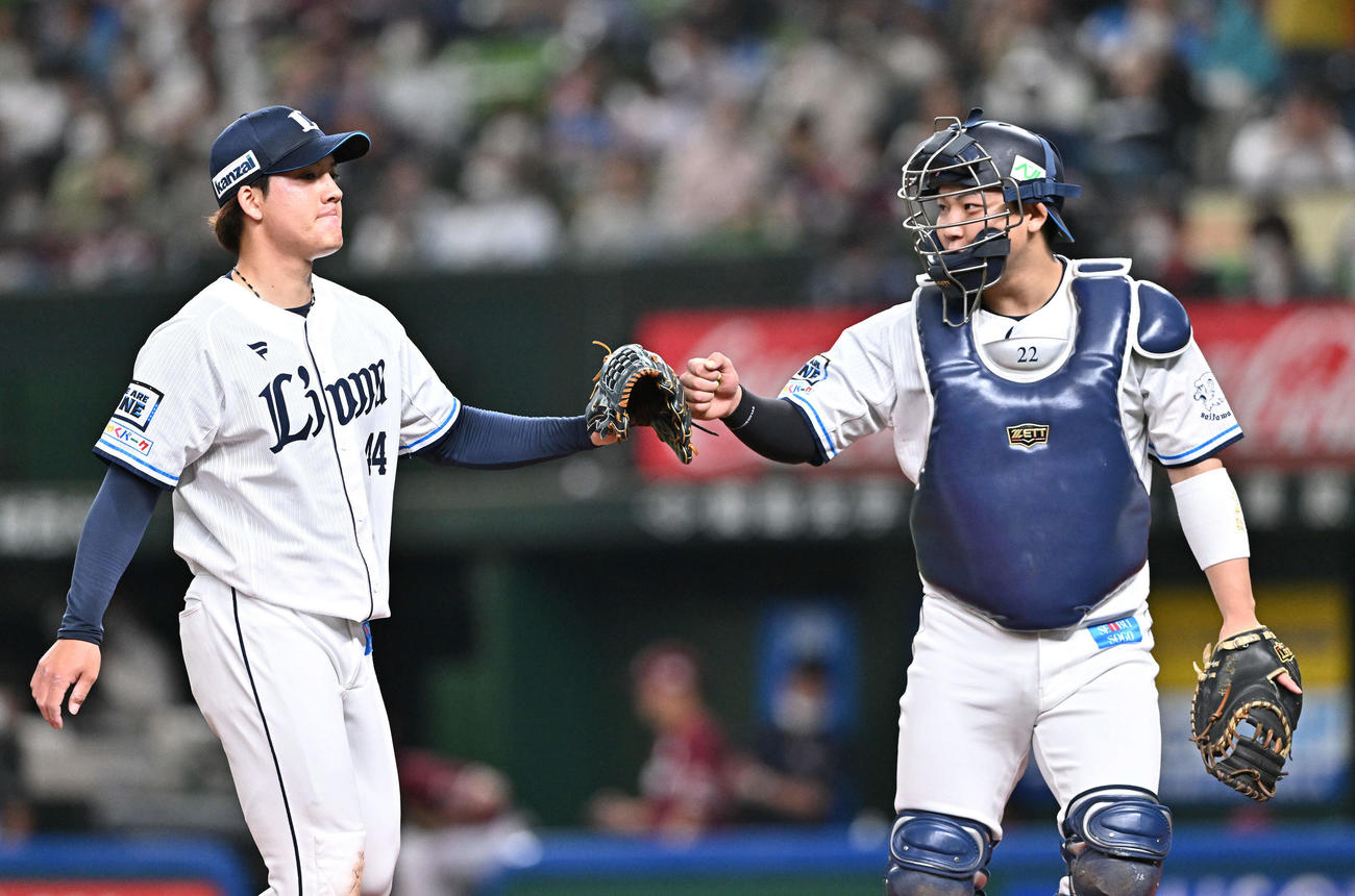 西武対楽天　1回表を投げ終えた西武先発の与座（右）は捕手古賀とタッチを交わす（撮影・滝沢徹郎）