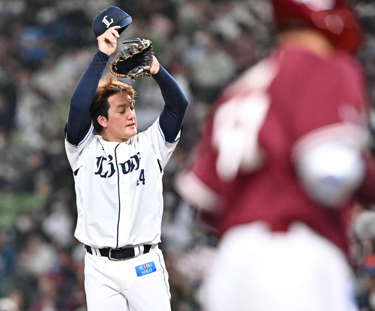 西武対楽天　2回表楽天無死二、三塁、小郷（手前）に先制の右越え3点本塁打を浴びる与座（撮影・滝沢徹郎）