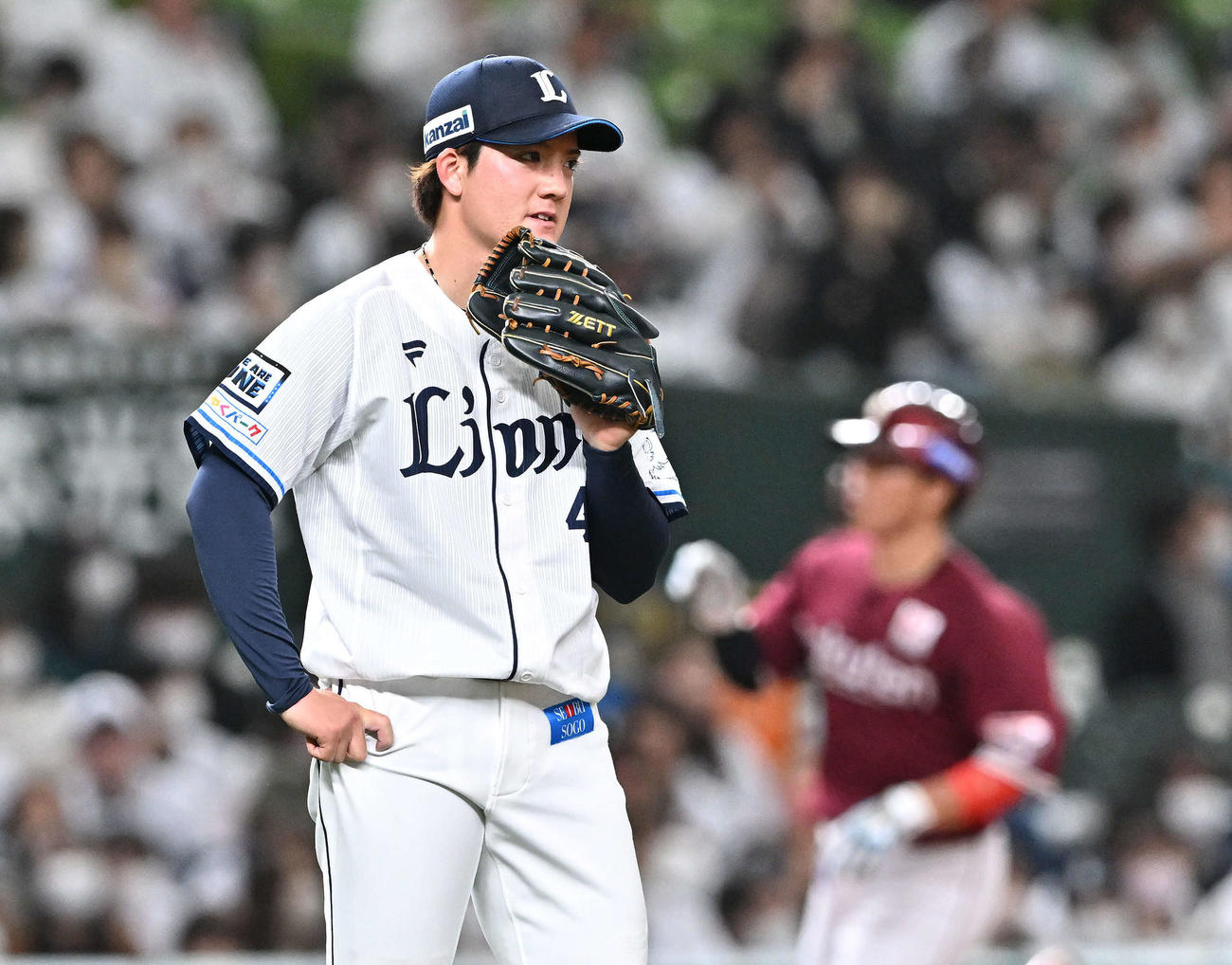 西武対楽天　3回表楽天無死一塁、鈴木大（後方）に2点本塁打を浴びる与座（撮影・滝沢徹郎）